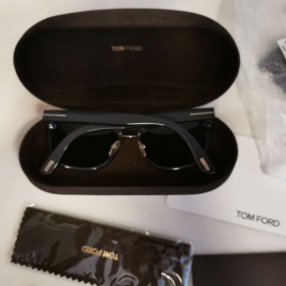 Tom Ford sunglasses with suede case - Picture 4 of 7